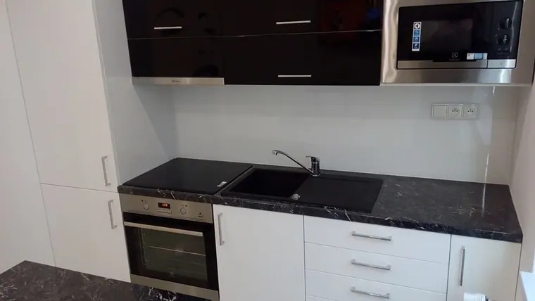 Kuchyňské linky na míru — realizace D & M Kuchyně č. 72