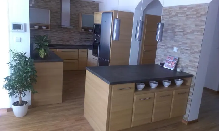 Kuchyňské linky na míru — realizace D & M Kuchyně č. 148