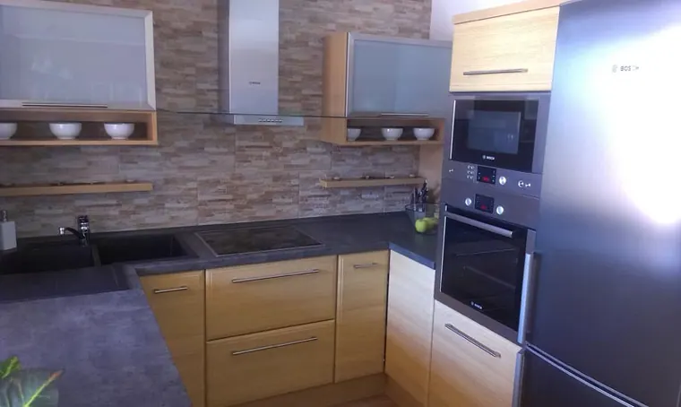 Kuchyňské linky na míru — realizace D & M Kuchyně č. 147