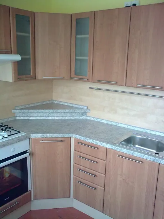 Kuchyňské linky na míru — realizace D & M Kuchyně č. 136