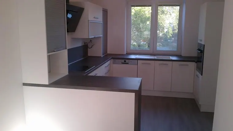 Kuchyňské linky na míru — realizace D & M Kuchyně č. 142