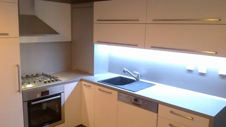Kuchyňské linky na míru — realizace D & M Kuchyně č. 138