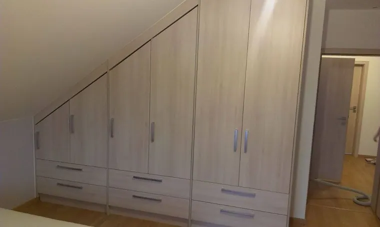 Vestavěné skříně na míru — realizace D & M Kuchyně č. 24