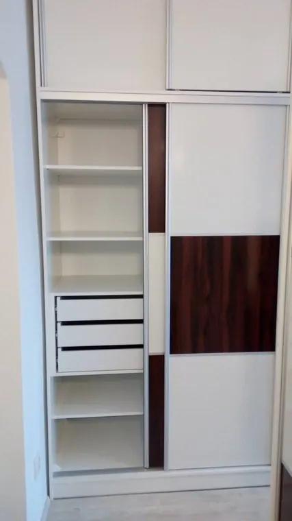 Vestavěné skříně na míru — realizace D & M Kuchyně č. 25