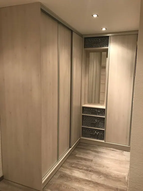 Vestavěné skříně na míru — realizace D & M Kuchyně č. 21