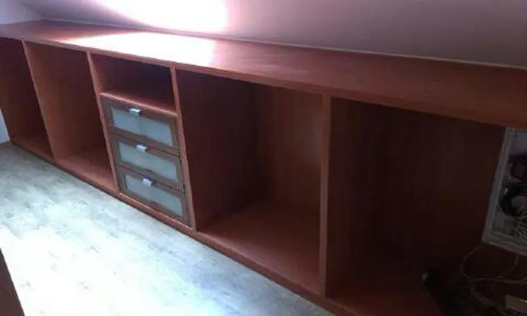Vestavěné skříně na míru — realizace D & M Kuchyně č. 10